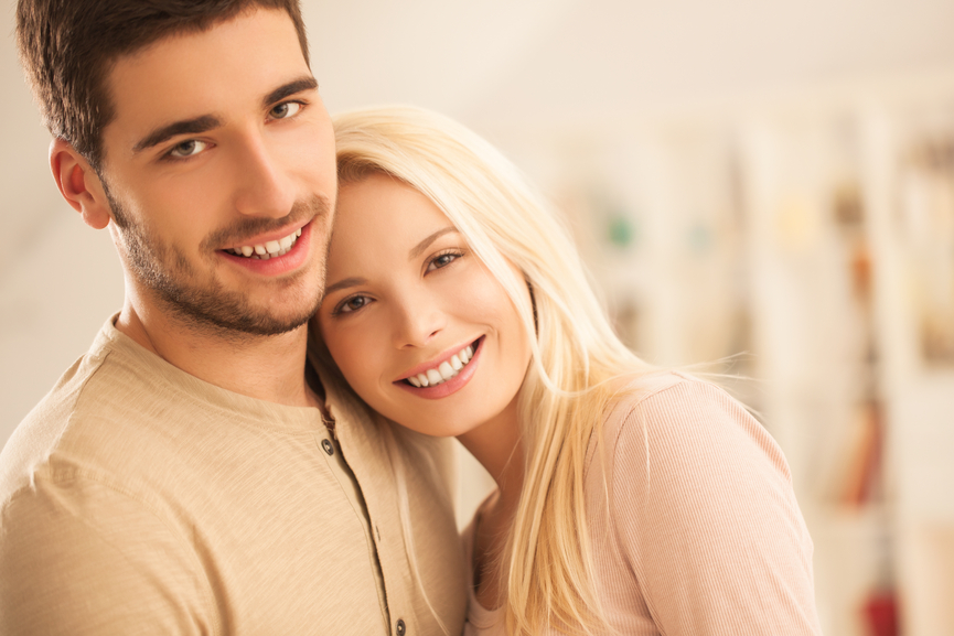 Casal jovem se abraçando | O que é o HPV?