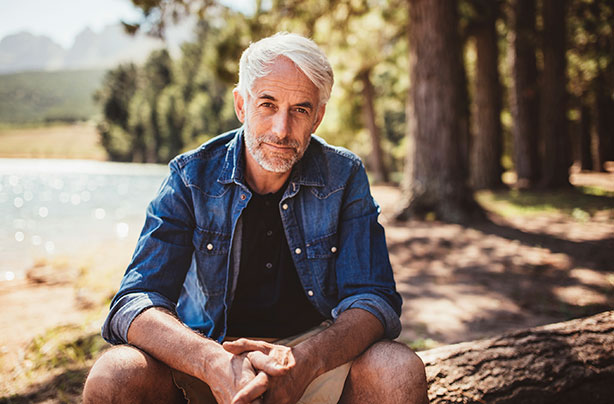 Homem mais velho sentado | Antidepressivos podem impedir a metástase no câncer de próstata