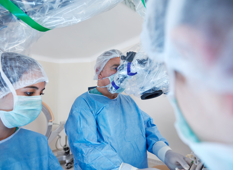 Cirurgião realizando procedimento por meios robóticos | O uso da cirurgia robótica na urologia