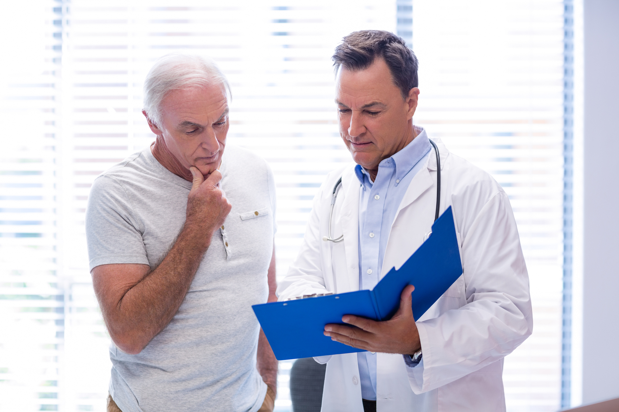Médico explicando laudo para o paciente